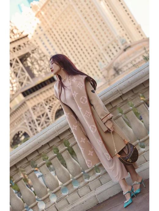 驴家 秋冬经典款大衣 奶茶色大花长款大衣（SZX*MM） 商品图8