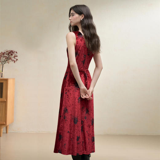 西遇复古优雅丝绒吊带连衣裙女秋季气质名媛显瘦高级感长裙V3251244 商品图4