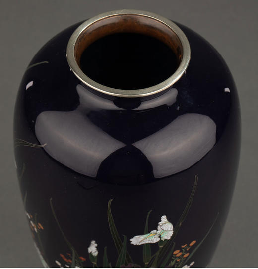 独角鹿西洋古董 1910年代日本明治时期出品「鸢尾」主题银胎七宝烧花瓶 商品图4