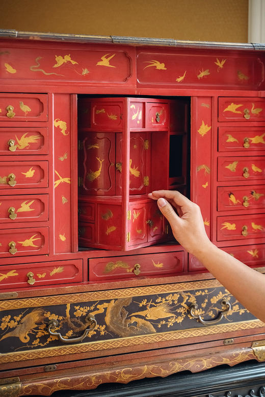 【已售】独角鹿西洋古董19世纪日本江户时代出品卷叶纹精雕黑漆木底座装饰瑞禽繁花主题金漆莳绘嵌青贝双开门边柜 商品图11