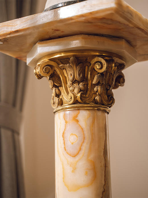 【已售】独角鹿西洋古董 19世纪末法国出品新古典主义风格铜鎏金雕饰大理石柱架 商品图4