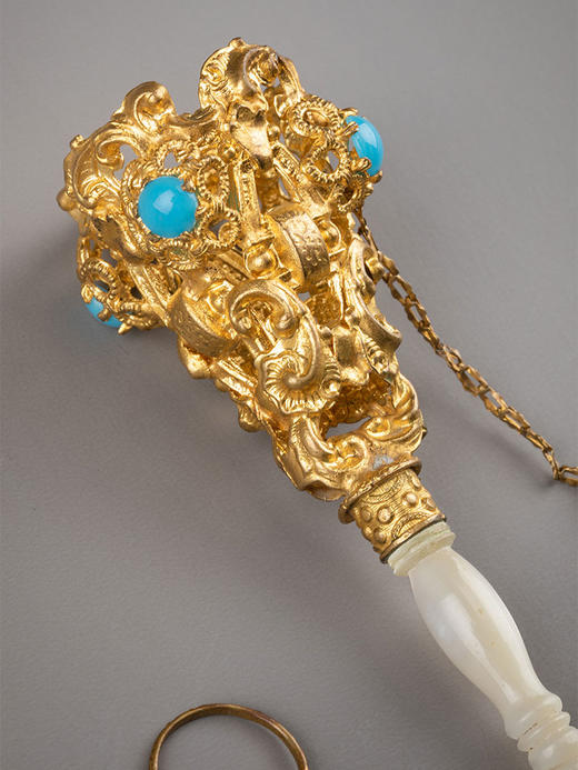 【已售】】独角鹿西洋古董 1850-1880年代法国出品涡卷纹饰铜鎏金精雕嵌蓝色琉璃装饰母贝手柄捧花棒 商品图4