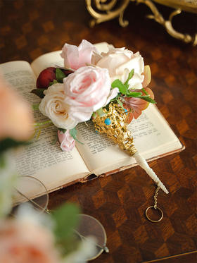 【已售】】独角鹿西洋古董 1850-1880年代法国出品涡卷纹饰铜鎏金精雕嵌蓝色琉璃装饰母贝手柄捧花棒