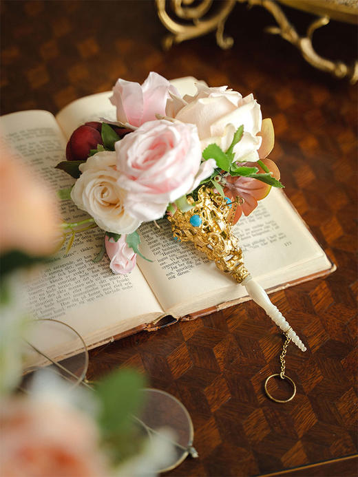 【已售】】独角鹿西洋古董 1850-1880年代法国出品涡卷纹饰铜鎏金精雕嵌蓝色琉璃装饰母贝手柄捧花棒 商品图0