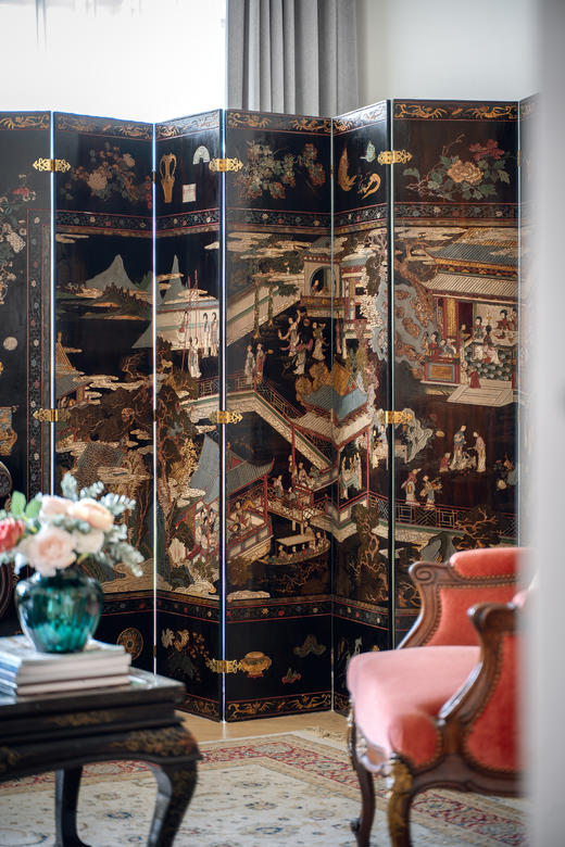 【已售】独角鹿西洋古董19世纪中国清代出品官邸人物与亭台山水主题黑漆地款彩双面八曲屏风 商品图1