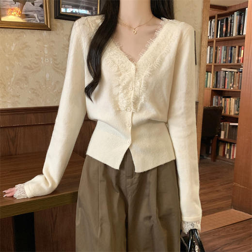 西遇韩系针织开衫女新款法式温柔V领蕾丝短款毛衣外套SS051620 商品图1