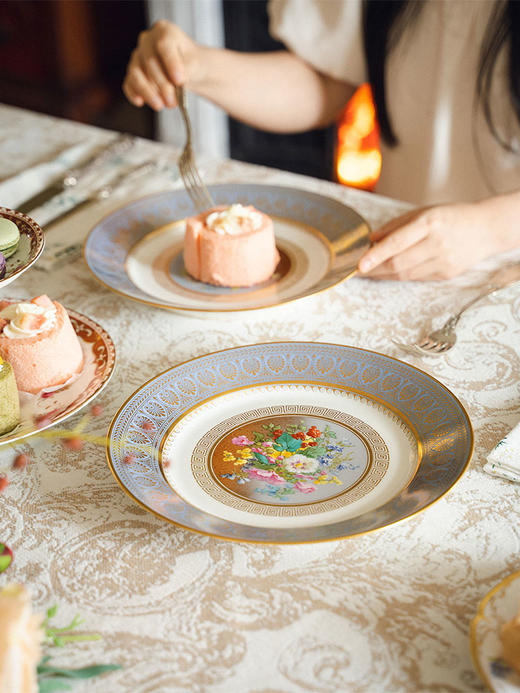 【已售】独角鹿西洋古董 19世纪法国御窑出品手绘描金装饰玛瑙蓝釉花卉主题赏盘一对 商品图1