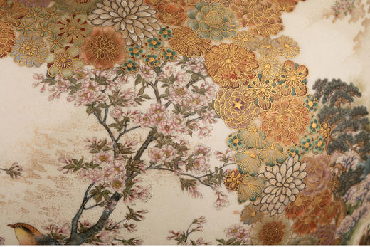 独角鹿西洋古董 1900年代日本明治时期亮山出品金彩锦手百花纹「春樱花见」主题萨摩烧带盖大罐 商品图6