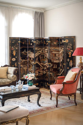 【已售】独角鹿西洋古董19世纪中国清代出品官邸人物与亭台山水主题黑漆地款彩双面八曲屏风