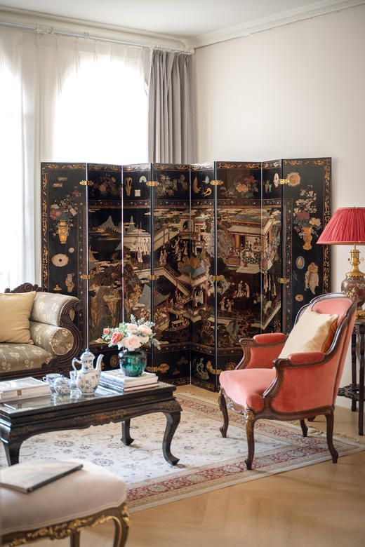 【已售】独角鹿西洋古董19世纪中国清代出品官邸人物与亭台山水主题黑漆地款彩双面八曲屏风 商品图0