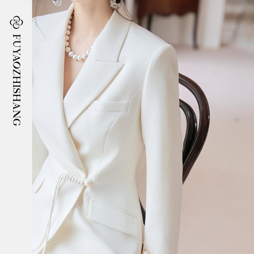 FUYAO扶摇 新中式盘扣时尚套装女2025新款白色国风显瘦西装外套 商品图2