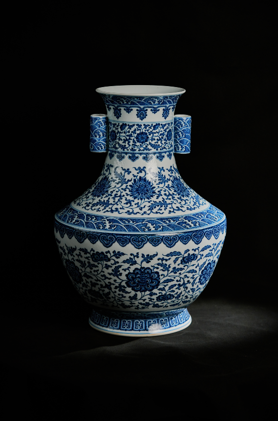 守艺 · 青花缠枝莲纹贯耳方肩瓶 柴窑 高56cm 宽38.5cm