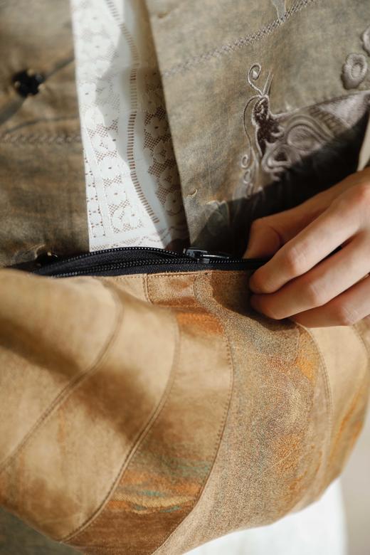 du家首发 原创 花痴自留款 国风香云纱千里江山牛角包，限量6只！轻盈能装不撞款，你的日常出行“全能搭子”！鼎级60姆米真丝香云纱，面料挺括有型，背上一整天，也能轻松自如，彻底告别负重感！ 商品图9