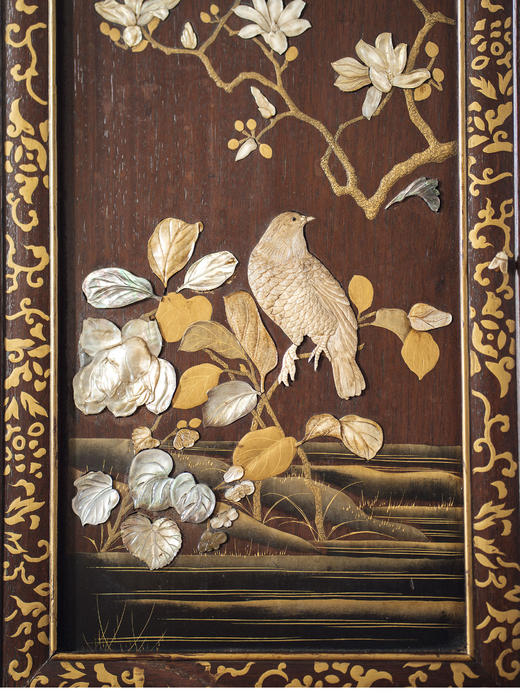 独角鹿西洋古董 1880年代日本明治时期出品吉祥花草镂雕描金装饰「游春图」芝山镶嵌多宝阁 商品图7