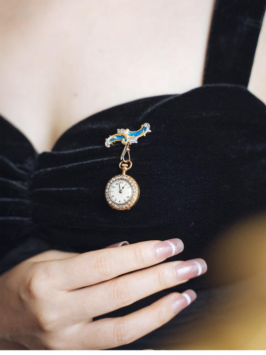 独角鹿西洋古董 20世纪初欧洲出品新艺术风格18K黄金镶嵌钻石蓝色玑镂珐琅怀表吊坠及胸针 商品图2