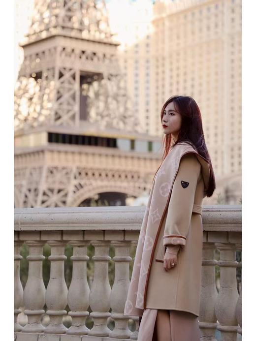 驴家 秋冬经典款大衣 奶茶色大花长款大衣（SZX*MM） 商品图5