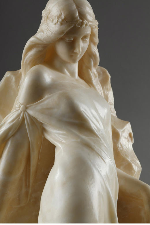 【已售】独角鹿西洋古董 19世纪意大利雕塑家Giuseppe Gambogi签名创作「岩石旁手持鲜花的年轻女子」雪花石雕塑 商品图2