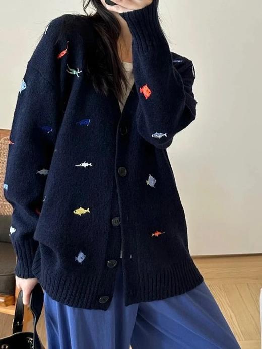 【高品质私服】【复古巴素兰羊毛蓬松趣味小鱼多多刺绣V领开衫】V领设计很好地修饰脸型和颈部线条，超级柔软舒适 展现慵懒随性的女人味【无标出货 介意慎拍】-WD 商品图2