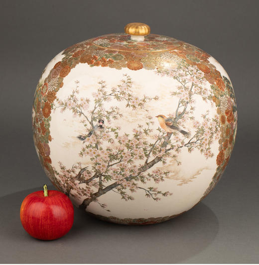 独角鹿西洋古董 1900年代日本明治时期亮山出品金彩锦手百花纹「春樱花见」主题萨摩烧带盖大罐 商品图1