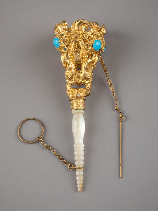 【已售】】独角鹿西洋古董 1850-1880年代法国出品涡卷纹饰铜鎏金精雕嵌蓝色琉璃装饰母贝手柄捧花棒 商品图3