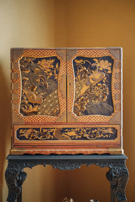 【已售】独角鹿西洋古董19世纪日本江户时代出品卷叶纹精雕黑漆木底座装饰瑞禽繁花主题金漆莳绘嵌青贝双开门边柜 商品图2