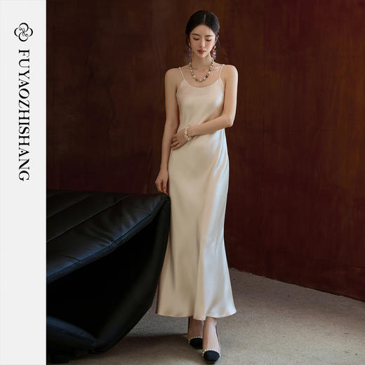 FUYAO扶摇 醋酸缎面吊带连衣裙女法式大U领气质修身2025新款裙子 商品图2