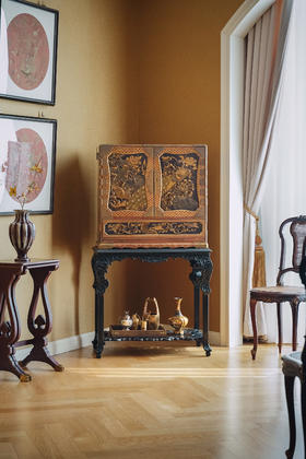 【已售】独角鹿西洋古董19世纪日本江户时代出品卷叶纹精雕黑漆木底座装饰瑞禽繁花主题金漆莳绘嵌青贝双开门边柜