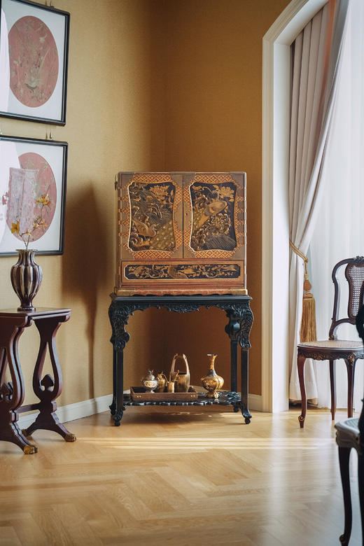 【已售】独角鹿西洋古董19世纪日本江户时代出品卷叶纹精雕黑漆木底座装饰瑞禽繁花主题金漆莳绘嵌青贝双开门边柜 商品图0