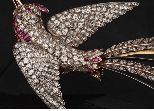 独角鹿西洋古董 19世纪晚期法国出品「天堂鸟」造型金银叠打镶嵌老切钻石及红宝石珍珠胸针 商品图3
