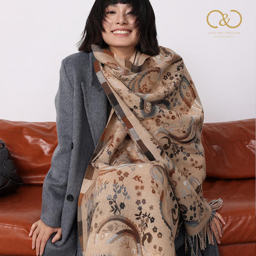 热卖！2025新款！C&C 明星款轻奢感羊毛/羊羔绒围巾 超大尺寸 两面可戴 保暖舒适 礼盒包装 多款可选 商品图3