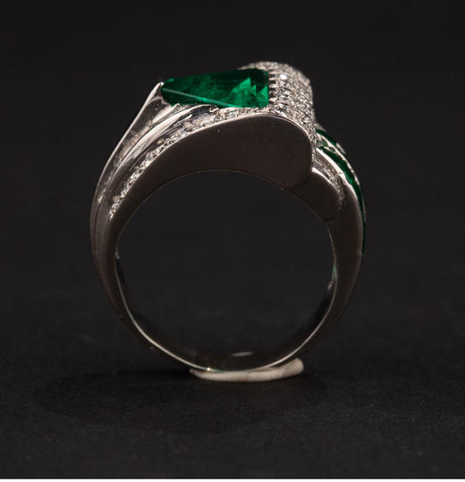 独角鹿西洋古董 1930年代美国出品装饰艺术风格铂金镶嵌钻石及哥伦比亚祖母绿戒指 商品图3
