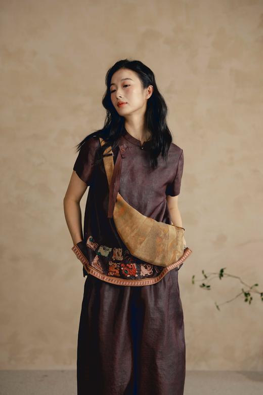 du家首发 原创 花痴自留款 国风香云纱千里江山牛角包，限量6只！轻盈能装不撞款，你的日常出行“全能搭子”！鼎级60姆米真丝香云纱，面料挺括有型，背上一整天，也能轻松自如，彻底告别负重感！ 商品图10