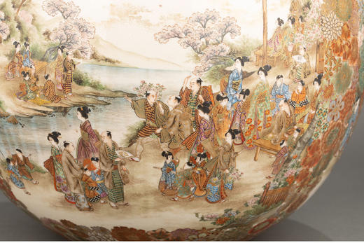 独角鹿西洋古董 1900年代日本明治时期亮山出品金彩锦手百花纹「春樱花见」主题萨摩烧带盖大罐 商品图4