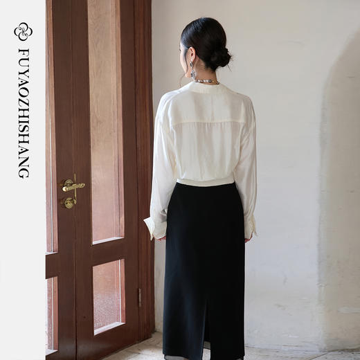 FUYAO扶摇 桑蚕丝白色衬衫套裙女2025秋季小众褶皱上衣轻奢两件套 商品图4