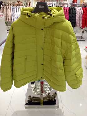 2F雪中飞羽绒服