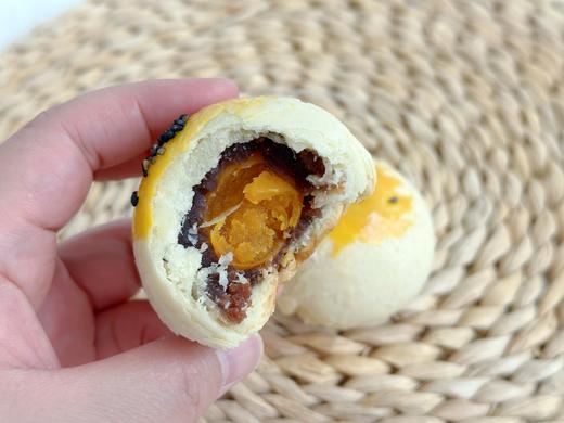 手工蛋黄酥（红豆蛋黄酥和莲蓉蛋黄酥两种口味可选） 商品图1