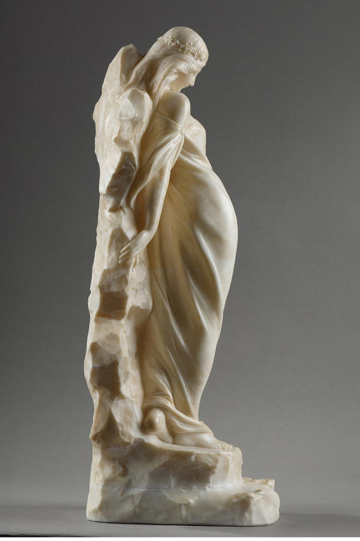 【已售】独角鹿西洋古董 19世纪意大利雕塑家Giuseppe Gambogi签名创作「岩石旁手持鲜花的年轻女子」雪花石雕塑 商品图1