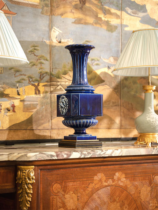 【已售】独角鹿西洋古董 1886年代法国御窑出品东方风格霁蓝釉瑞兽衔环赏瓶 商品图2