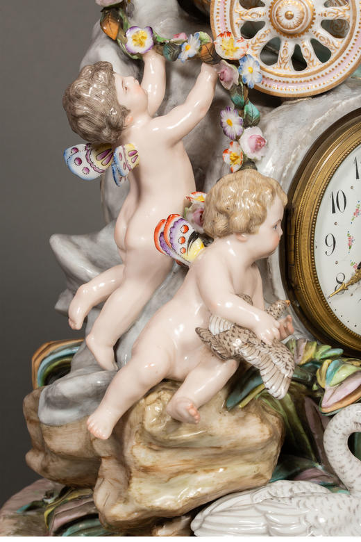 独角鹿西洋古董 19世纪欧洲出品洛可可风格古希腊神话主题瓷偶群雕花卉装饰座钟 商品图6