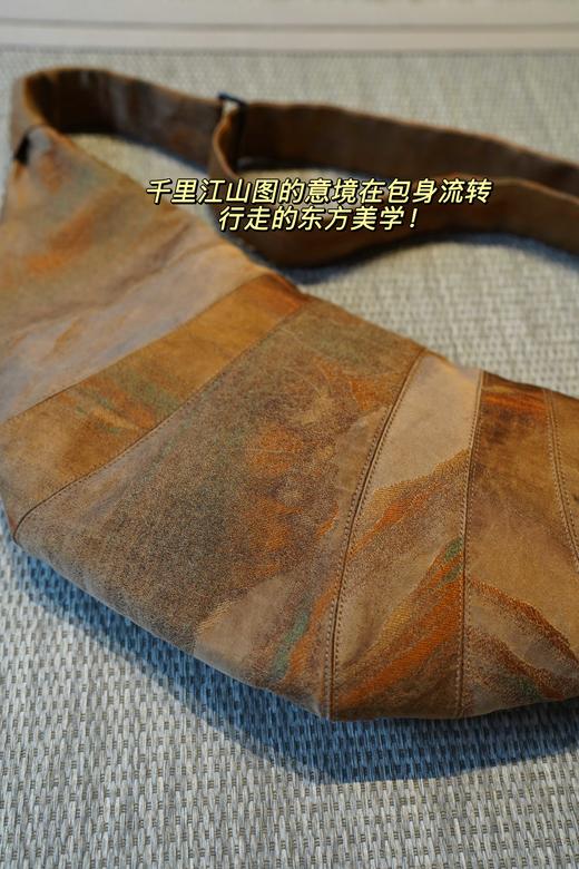 du家首发 原创 花痴自留款 国风香云纱千里江山牛角包，限量6只！轻盈能装不撞款，你的日常出行“全能搭子”！鼎级60姆米真丝香云纱，面料挺括有型，背上一整天，也能轻松自如，彻底告别负重感！ 商品图3