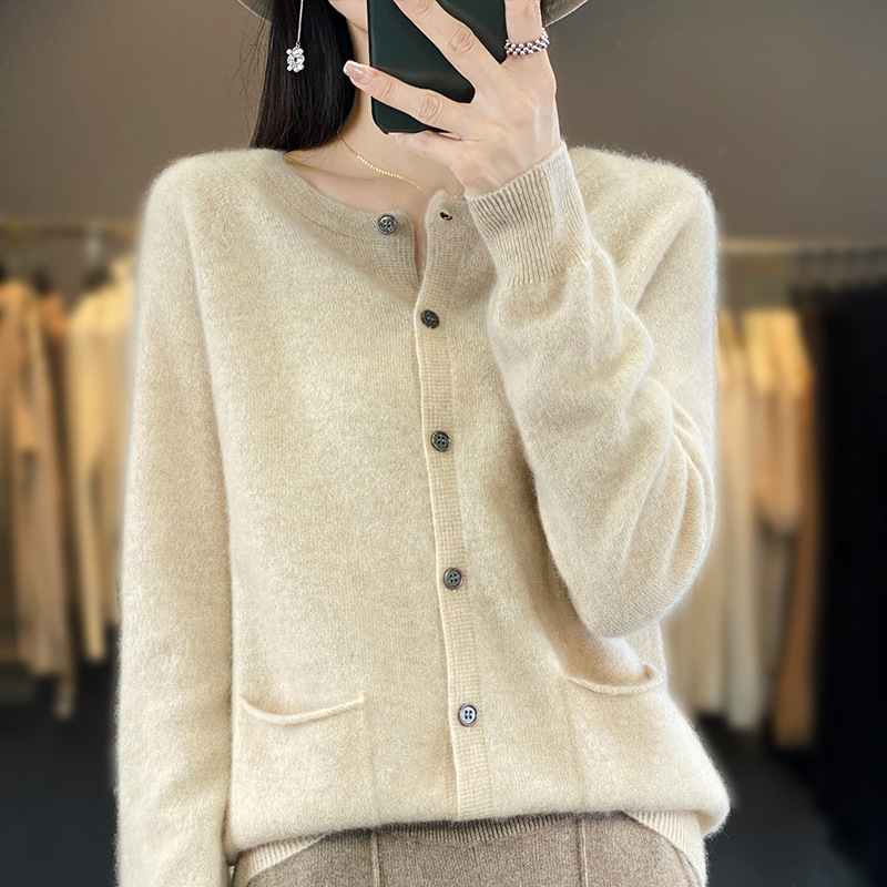 热销中！！69.9元一件 秋冬新款  【雪梵莱 一线成衣软糯针织开衫】气质天花板！柔软细腻 不起球 内搭外穿都好看！