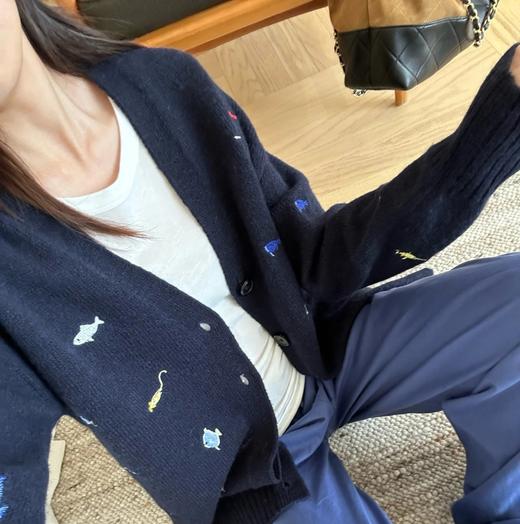 【高品质私服】【复古巴素兰羊毛蓬松趣味小鱼多多刺绣V领开衫】V领设计很好地修饰脸型和颈部线条，超级柔软舒适 展现慵懒随性的女人味【无标出货 介意慎拍】-WD 商品图6