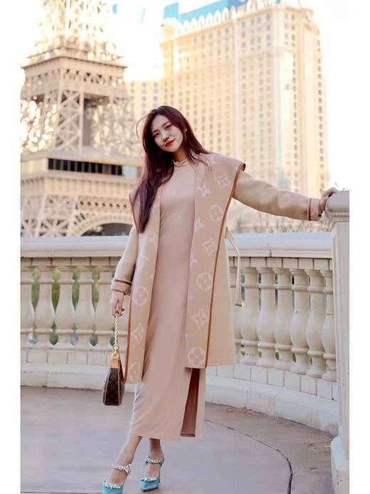 驴家 秋冬经典款大衣 奶茶色大花长款大衣（SZX*MM） 商品图7