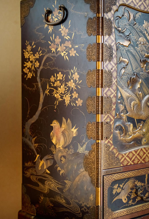 【已售】独角鹿西洋古董19世纪日本江户时代出品卷叶纹精雕黑漆木底座装饰瑞禽繁花主题金漆莳绘嵌青贝双开门边柜 商品图4