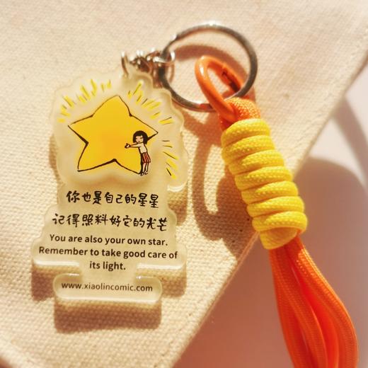 小林漫画・治愈系双语  荧光  亚克力挂件  挂绳设计 包包配饰 挂绳颜色随机 商品图3