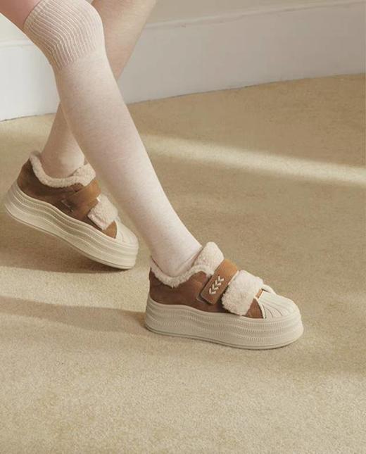 【云粉节】BF楼百思图2025冬季新款毛毛鞋棉鞋运动女休闲鞋E1911DM5 吊牌价859.现价439 商品图3