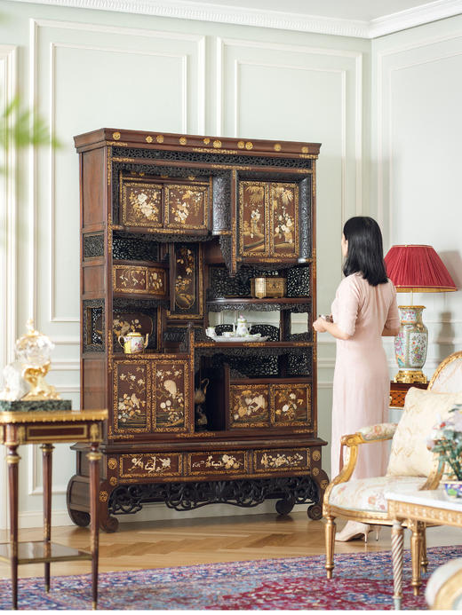 独角鹿西洋古董 1880年代日本明治时期出品吉祥花草镂雕描金装饰「游春图」芝山镶嵌多宝阁 商品图1