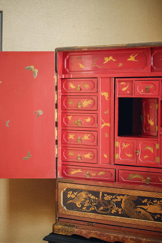 【已售】独角鹿西洋古董19世纪日本江户时代出品卷叶纹精雕黑漆木底座装饰瑞禽繁花主题金漆莳绘嵌青贝双开门边柜 商品图10