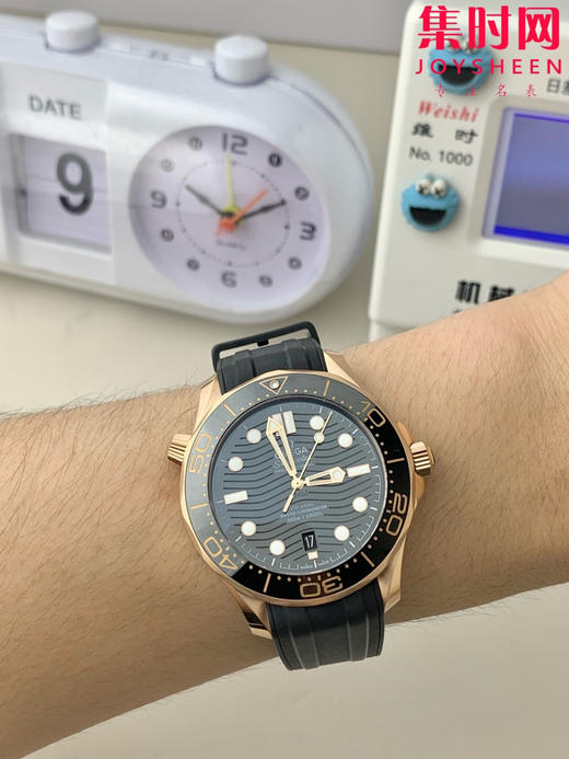 欧米茄VS海马300米系列 原装开模 全玫金黑海马
款式：男士潜水腕表 商品图5