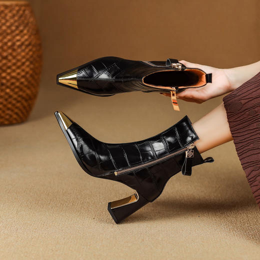 【预售5天】秋冬新款真皮金属尖头粗跟时装短靴女百搭高跟靴子XME&898-826 商品图1